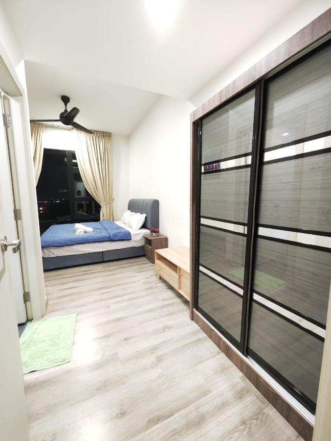 Mosaic High Floor And View 2 Bedroom 4-5 Pax * Johor Bahru